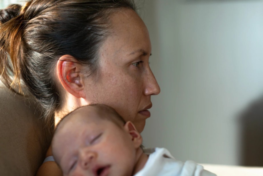 Madre con síntomas de la depresión posparto - Psiquiatra perinatal en Bogotá Paola Martínez
