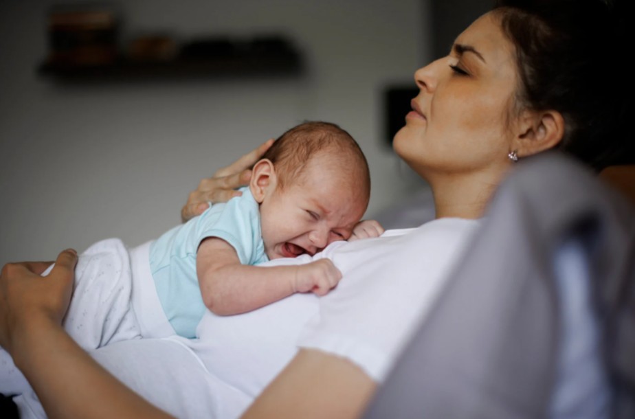 Mujer que necesita atención de depresión posparto por parte de la psiquiatra perinatal Paola Sánchez
