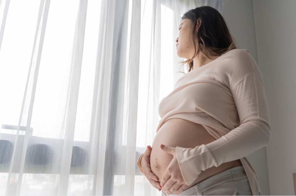Mujer que sufre estrés en el embarazo - Psiquiatra perinatal Paola Martínez