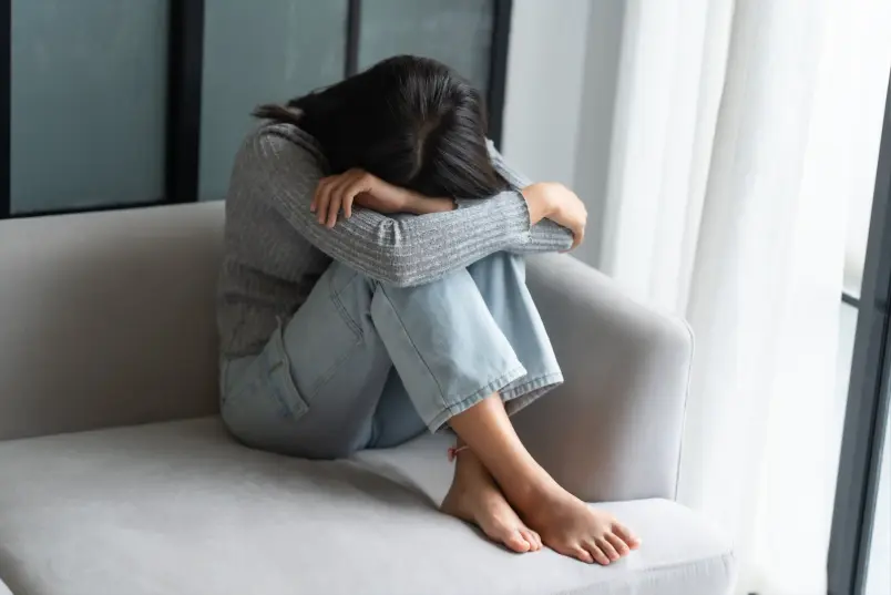 Etapas del duelo perinatal - Dra. Paola Martínez- mujer triste